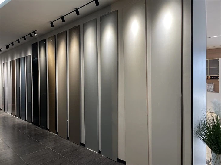 Aluminium Edge Gloss 2mm Glass Front Cabinet Door (1)